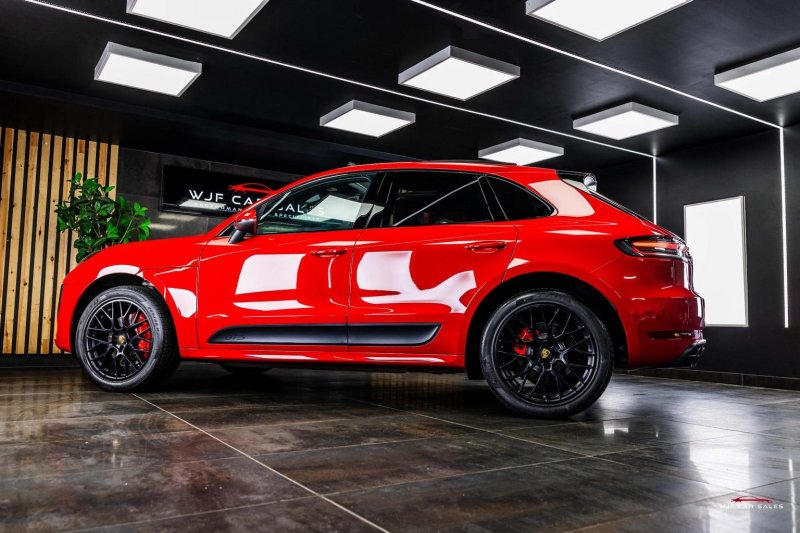 PORSCHE MACAN