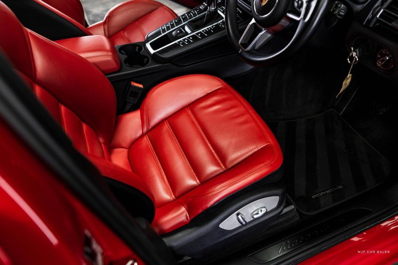 PORSCHE MACAN