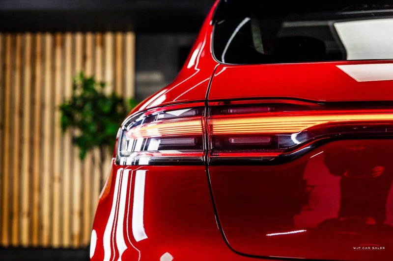 PORSCHE MACAN
