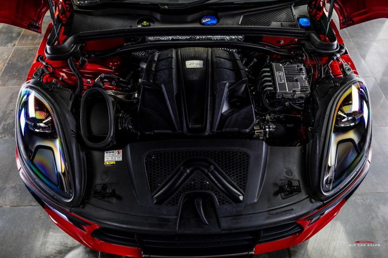 PORSCHE MACAN