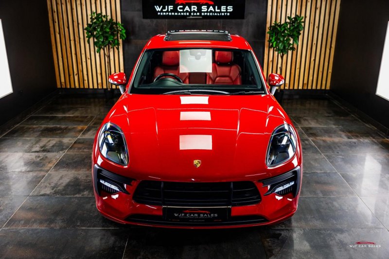 PORSCHE MACAN