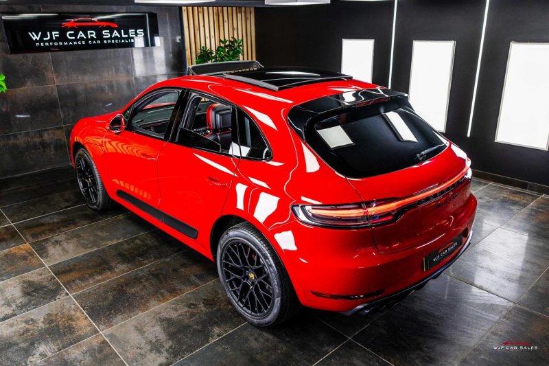 PORSCHE MACAN