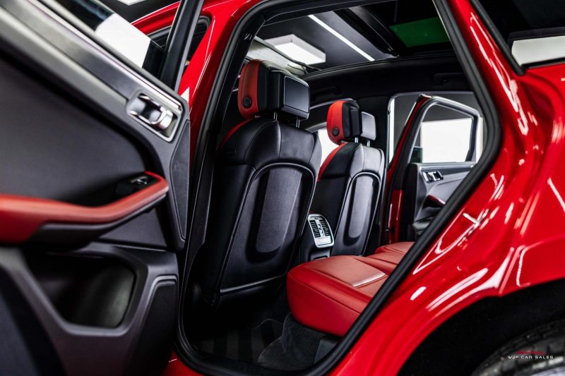 PORSCHE MACAN