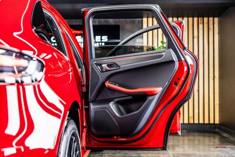 PORSCHE MACAN