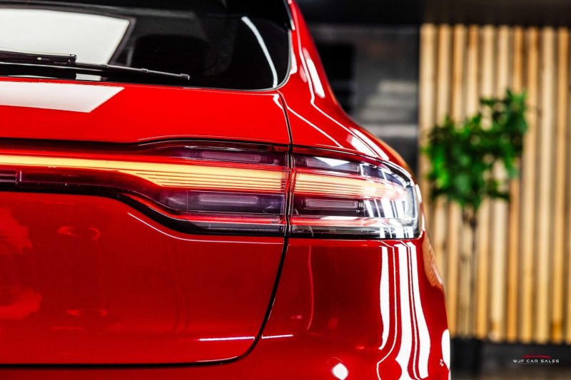 PORSCHE MACAN
