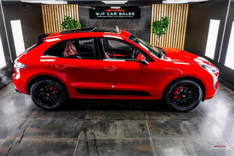 PORSCHE MACAN