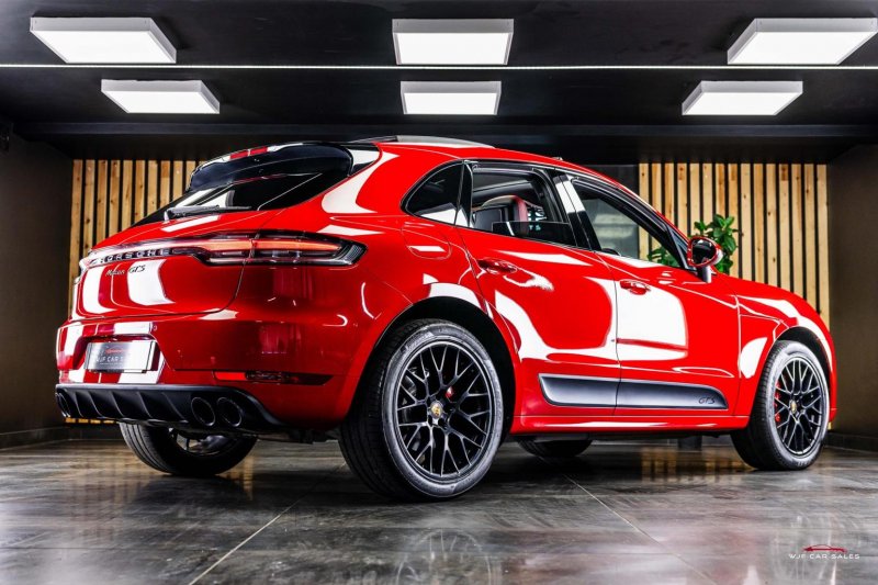 PORSCHE MACAN
