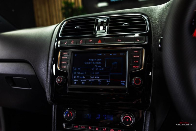 VOLKSWAGEN POLO