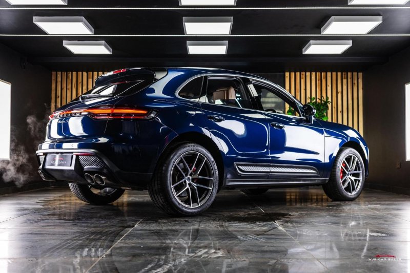 PORSCHE MACAN