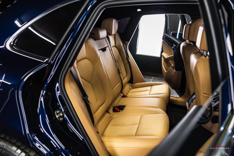 PORSCHE MACAN