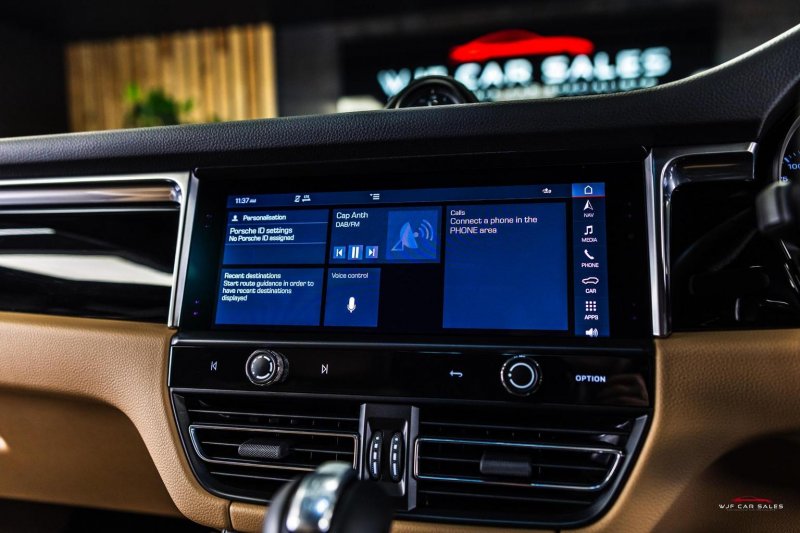 PORSCHE MACAN