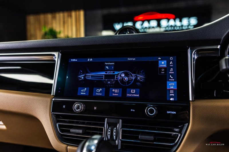 PORSCHE MACAN