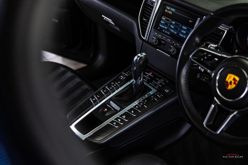 PORSCHE MACAN
