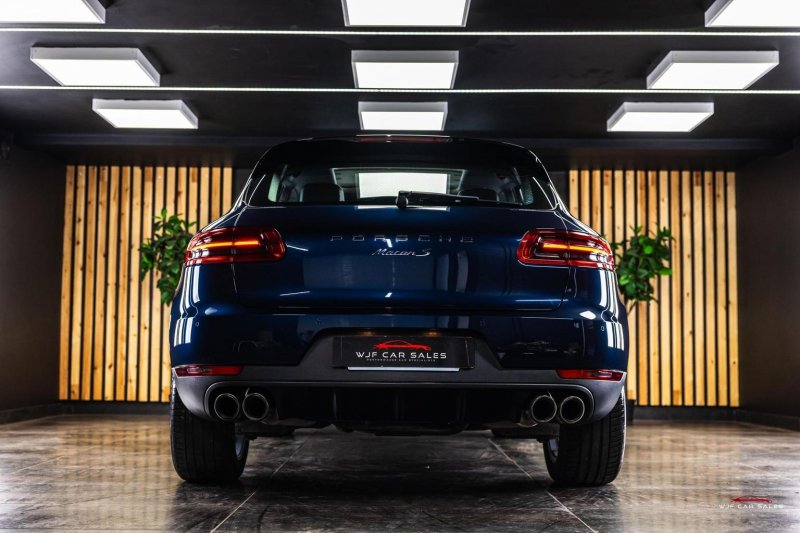 PORSCHE MACAN