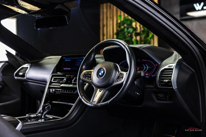 BMW 8 SERIES
