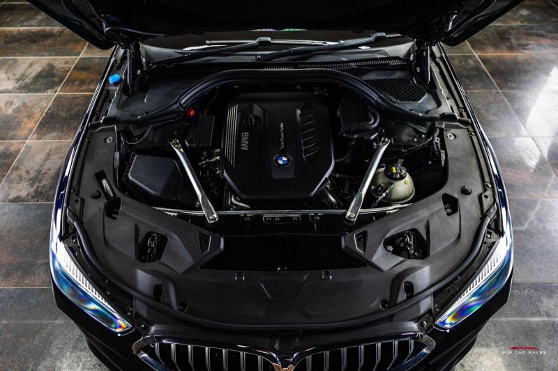 BMW 8 SERIES