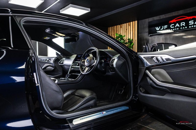 BMW 8 SERIES