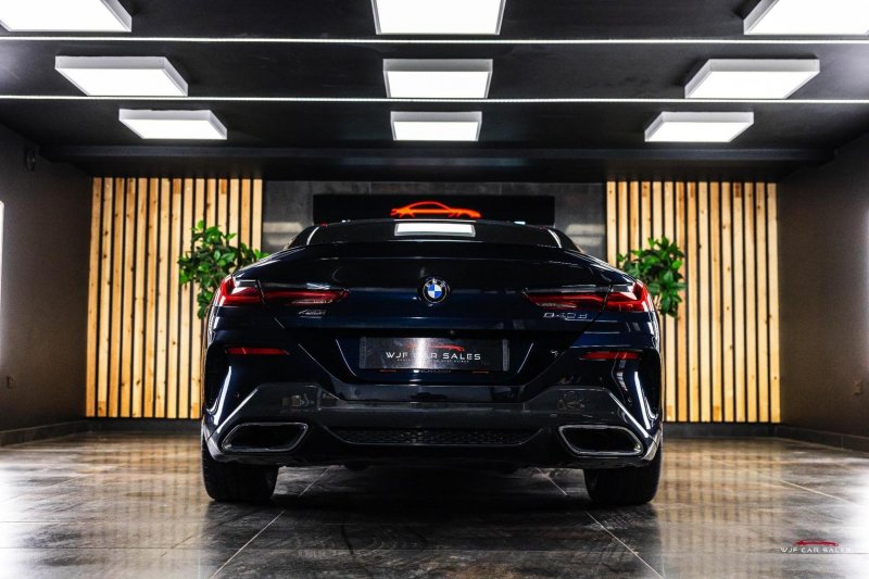 BMW 8 SERIES