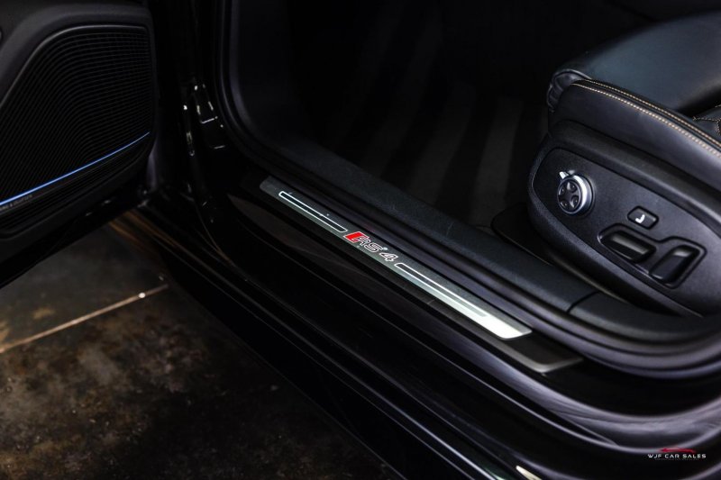 AUDI RS4