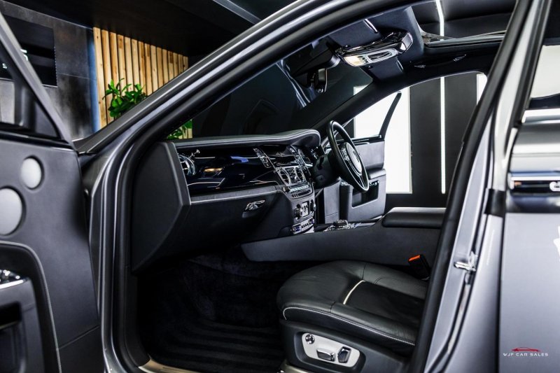 ROLLS-ROYCE GHOST