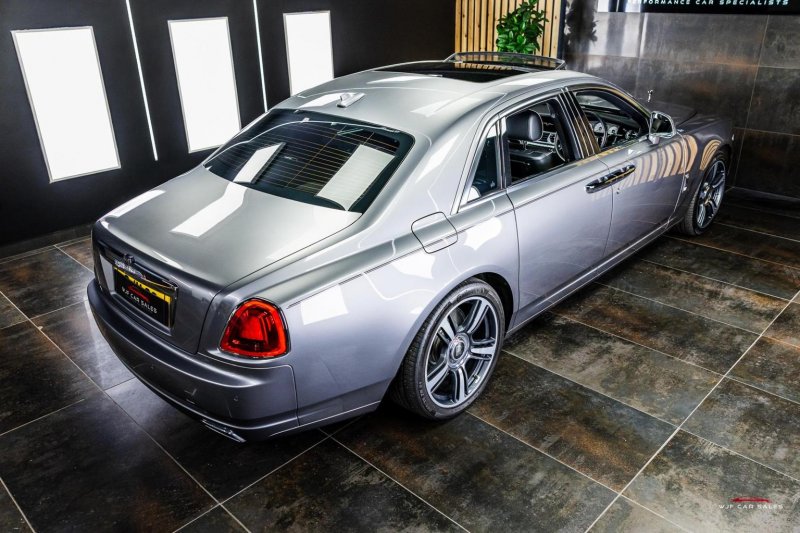 ROLLS-ROYCE GHOST