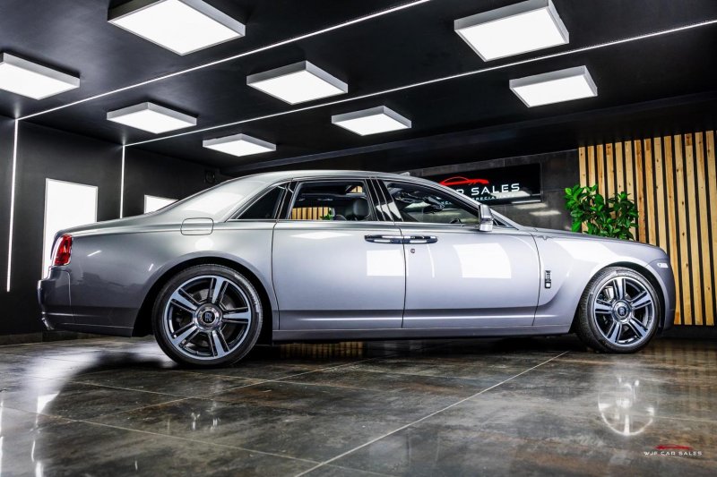 ROLLS-ROYCE GHOST