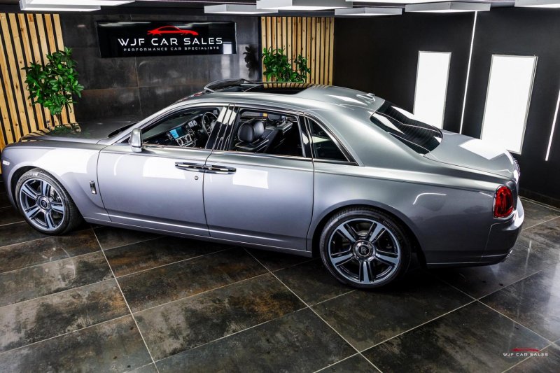 ROLLS-ROYCE GHOST