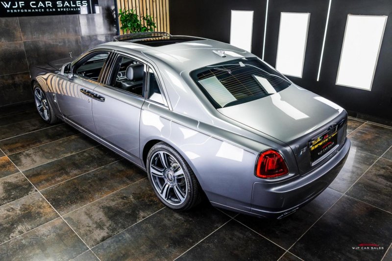 ROLLS-ROYCE GHOST