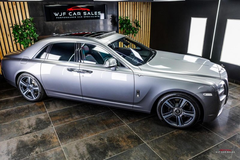 ROLLS-ROYCE GHOST