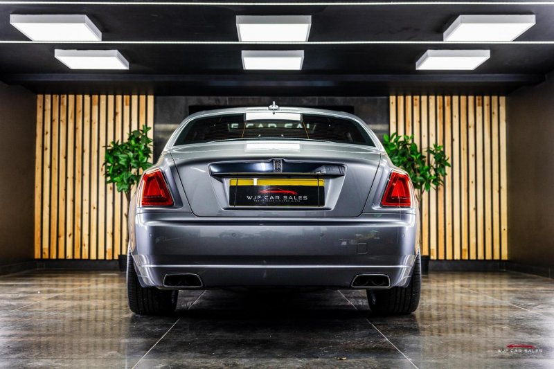 ROLLS-ROYCE GHOST