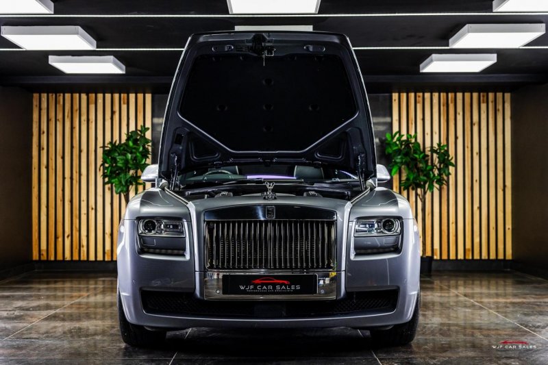 ROLLS-ROYCE GHOST