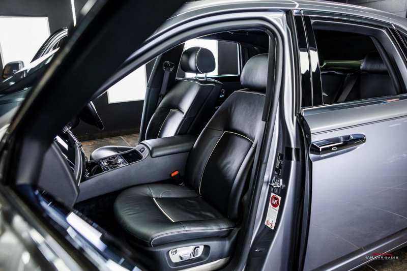 ROLLS-ROYCE GHOST