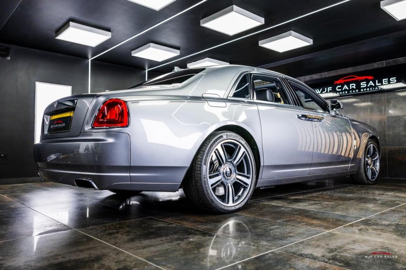 ROLLS-ROYCE GHOST