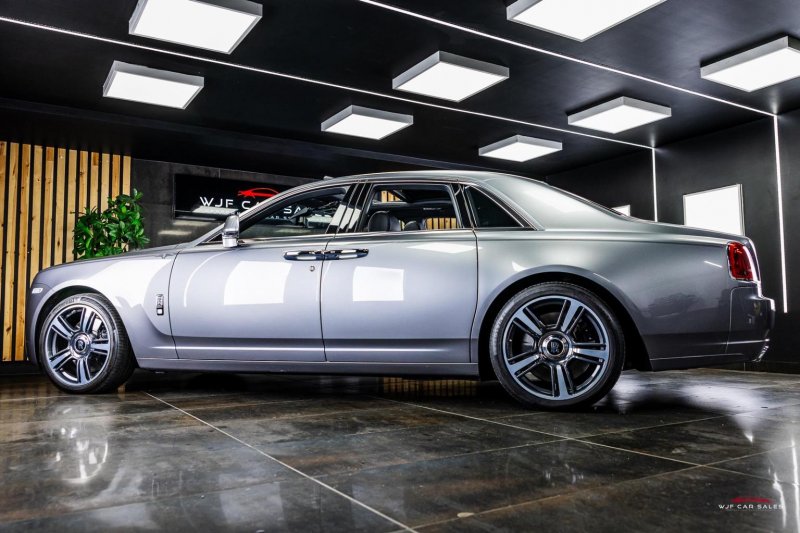 ROLLS-ROYCE GHOST